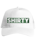 Truckerkeps med texten shirty i grön ruta.,