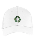 vit truckerkeps med broderat återvinningsmärke