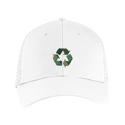 vit truckerkeps med broderat återvinningsmärke