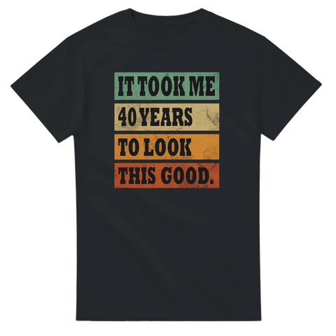Svart t-shirt med retrofärgade block och texten “It Took Me 40 Years To Look This Good” – rolig 40-års födelsedagströja.