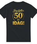 Svart t-shirt med guldtext “Jag fyller 50 år IDAG!” – rolig födelsedagströja för 50-årsjubileum.