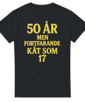 Svart t-shirt med gul text: "50 år men fortfarande kåt som 17"