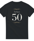 Svart t-shirt med elegant dekor och texten “Äntligen 50” – perfekt födelsedagströja för 50-årsfest.