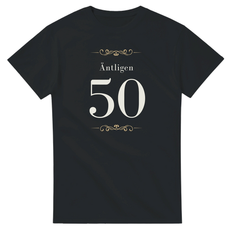 Svart t-shirt med elegant dekor och texten “Äntligen 50” – perfekt födelsedagströja för 50-årsfest.