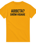 Gul t-shirt med svart text “Arbeta? Dröm vidare”