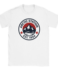 Vit t-shirt med rund badge Arctic Station, bergsmotiv och röda lönnlöv i retro outdoor-stil