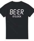 Kul t-shirt med vit digital text BE:ER O’CLOCK