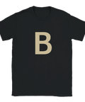 Svart t-shirt med bokstaven B i stor beige stil. Del av Shirtys bokstavskollektion där du kan bygga egna ord.