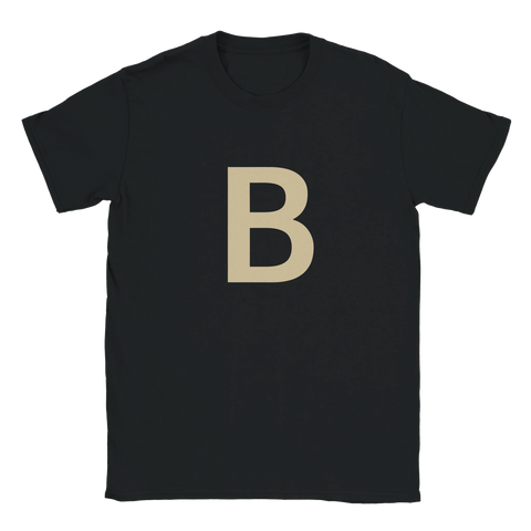 Svart t-shirt med bokstaven B i stor beige stil. Del av Shirtys bokstavskollektion där du kan bygga egna ord.