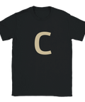 Svart t-shirt med bokstaven C i stor beige stil. Del av Shirtys bokstavskollektion där du kan bygga egna ord.