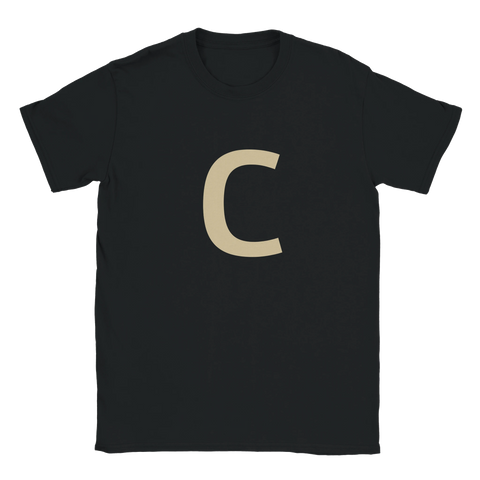 Svart t-shirt med bokstaven C i stor beige stil. Del av Shirtys bokstavskollektion där du kan bygga egna ord.
