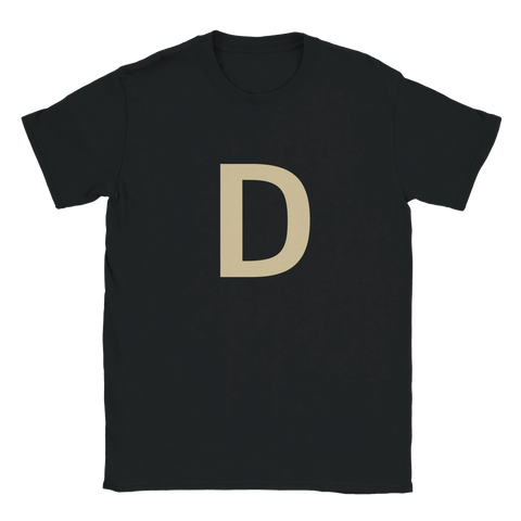Svart t-shirt med bokstaven D i stor beige stil. Del av Shirtys bokstavskollektion där du kan bygga egna ord.