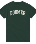 T-shirt med texten BOOMER i college-stil, grön