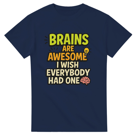 Marinblå t-shirt med färgglad text i grönt, orange och beige: "Brains Are Awesome – I Wish Everybody Had One", perfekt för sarkastisk humor

