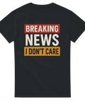 Svart t-shirt med tryck i rött, vitt och gult med texten "Breaking News I Don’t Care", perfekt för dig som vill visa att du inte bryr dig om drama