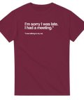 Vinröd unisex t-shirt med rolig vit text “I’m sorry I was late. I had a meeting. I was talking to my cat” – kattälskartröja.