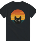 Svart t-shirt med stiliserad svart katt i silhuett mot retro solnedgång.