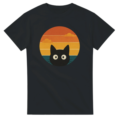 Svart t-shirt med stiliserad svart katt i silhuett mot retro solnedgång.