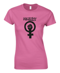 Rosa damt-shirt med feministisk symbol och knuten näve, text: "Feminist"