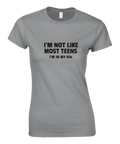 Grå damt-shirt med texten “I’m not like most teens, I’m in my 40s” i svart tryck