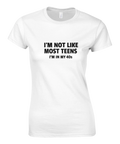 Vit damt-shirt med texten “I’m not like most teens, I’m in my 40s” i svart tryck
