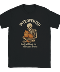 Svart t-shirt med skelett som kramar en katt och texten "Introverted but willing to discuss cats"