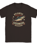 Brun t-shirt med illustration av en makrill och texten "Atlantic Muscle – Makrill Coast Division"