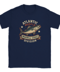 Marinblå t-shirt med illustration av en makrill och texten "Atlantic Muscle – Makrill Coast Division"