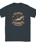 Mörkgrå t-shirt med illustration av en makrill och texten "Atlantic Muscle – Makrill Coast Division"