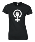 Svart damt-shirt med vit feministisk symbol – knuten näve i cirkel med kors
