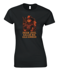 Svart t-shirt med röd vintageillustration av en beväpnad kvinna i cowboyhatt och texten "Ingen jävel kallar mig lilla gumman!"