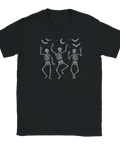 T-shirt med tre dansande skelett under månen och fladdermöss, Halloween-design.