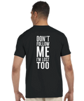 Svart t-shirt sedd bakifrån med vit text: "Don’t follow me, I’m lost too"