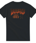 svart t-shirt med texten doomed since 1993 i rödorange retrostil