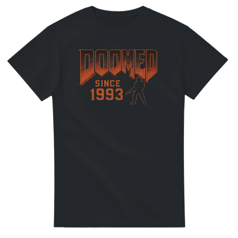 svart t-shirt med texten doomed since 1993 i rödorange retrostil