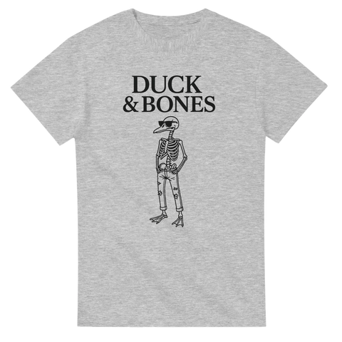 Grå t-shirt med skelett i form av en anka med solglasögon och texten Duck & Bones i svart