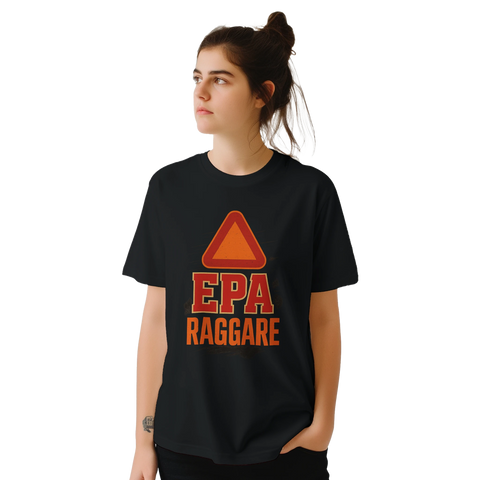 Svart t-shirt med stor röd varningstriangel och texten EPA Raggare – perfekt för EPA-förare och unga raggare