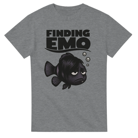 Grå t-shirt med en svart emo-fisk med snedlugg, sur min och texten "Finding Emo" i stora bokstäver – en humoristisk parodi