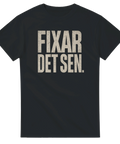 Svart t-shirt med vit text “Fixar det sen” i enkel och humoristisk stil