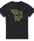 Svart t-shirt med gul linjedesign av en öring som hugger på fluga för sportfiske
