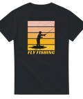 Svart t-shirt med retro solnedgång och siluett av flugfiskare – stilren t-shirt för sportfiske och friluftsliv.