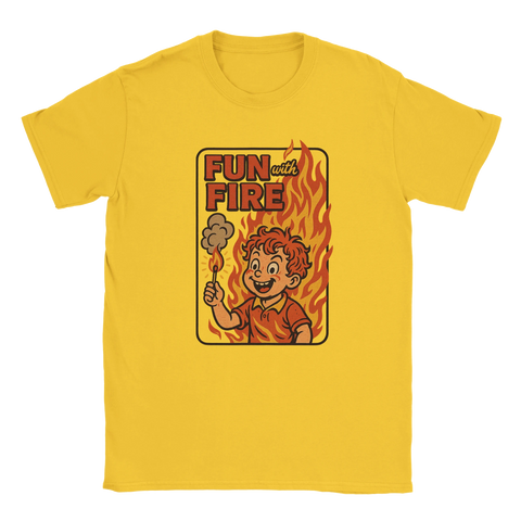 Gul retro t-shirt med texten "Fun with Fire" och en tecknad glad pojke med tändsticka och stora eldslågor i bakgrunden