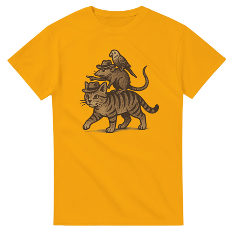 Gul t-shirt med illustration av en katt, råtta och fågel i maffiastil som går i formation