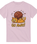 Ljusrosa t-shirt med tecknad katt som blir träffad av ett garnnystan och texten "Go Away!"