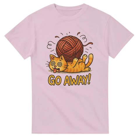Ljusrosa t-shirt med tecknad katt som blir träffad av ett garnnystan och texten "Go Away!"
