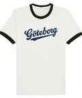 Vit ringer t-shirt med svarta ärmslut och krage, samt blå retrostilad text “Göteborg” i skrivstil