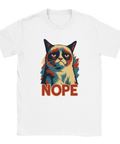 Vit t-shirt med en grumpy cat i retro kampanjstil och texten “NOPE” – humoristisk design för kattälskare och cyniker.