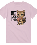 Rosa t-shirt med tecknad katt som håller en hjärna och texten "Hey, you dropped this"