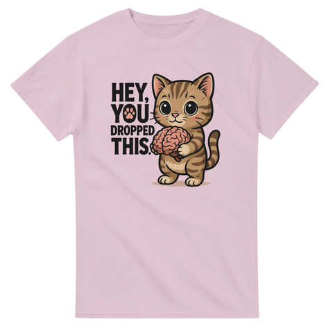 Rosa t-shirt med tecknad katt som håller en hjärna och texten "Hey, you dropped this"