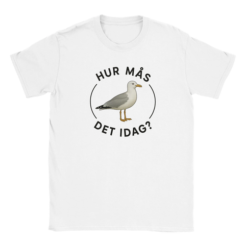 Vit t-shirt med en mås och texten “Hur mås det idag?” i svart text